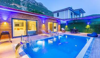 Kalkan Kördere Bölgesinde bulunan kiralık villa Çağan bir yatak odalı ve iki kişilik kapasiteli Balayı villası ve Aile için özenle dizayn edilmiş villamızdır.