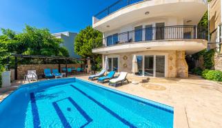 Kalkan Kızıltaş mevkisinde konumlanan Deniz Manzaralı Kiralık Tatil Villası Villa Sarnıç üç yatak odalı olup altı kişi kapasitesine sahip