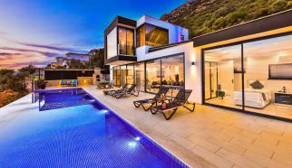 Antalya Kaş Kalkan Kördere mevkiinde konumlanan bu lüks tatil villamız, iki süit (banyolu) yatak odası ile dört kişilik kapasiteye sahip Deniz manzaralı villamızdır