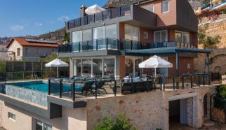 Kalkan Kızıltaş mevkisinde konumlanan Deniz Manzaralı Ultra Lüks Kiralık Villa Waratah beş yatak odalı olup on kişi kapasitesine sahip