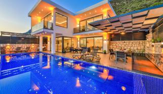 Kalkan Kördere mevkiinde konumlanan muhteşem deniz manzarasına hakim Özel Havuzlu Kiralık Tatil Villası Gardenya iki yatak odalı olup dört kişi kapasitesine sahip