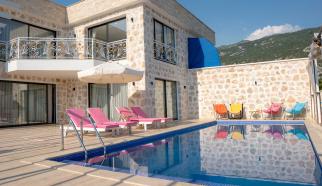 Kalkan İslamlar Mevkisinde konumlanan Balayı Villası Narin 3, iki yatak odalı olup dört kişi kapasitesine sahip