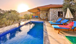 Antalya Kaş Kalkan Patara mevkiinde konumlanan Villa Patara Adonis 2, . bir yatak odalı iki kişilik muhafazakar Bir Villadır . Balayı çiftlerimiz için oldukça ideal bir seçim olmaktadır. Göz kamaştıran doğa ve deniz manzarasına sahiptir. Bahçenizde günbatımını deniz manzarası eşliğinde izleyebilir, eşsiz bir tatil fırsatı yakalayabilirsiniz.