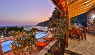 Antalya Kaş Kalkan Patara mevkiinde konumlanan Villa Patara Adonis 1. bir yatak odalı iki kişilik muhafazakar Bir Villadır .Balayı çiftlerimiz için oldukça ideal bir seçim olmaktadır. Göz kamaştıran doğa ve deniz manzarasına sahiptir. Bahçeinizde günbatımını deniz manzarası eşliğinde izleyebilir, eşsiz bir tatil fırsatı yakalayabilirsiniz.