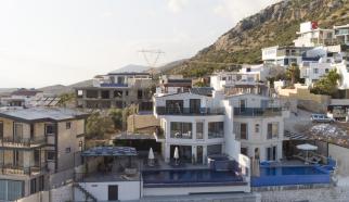 Kalkan Akbel konumunda yer alan villamız muhteşem deniz manzarası ve huzur veren günbatımı ile unutulmaz bir tatil için misafirlerini beklemektedir.Kalkan koyunu terastan Patara plajını seyredebileceğiniz eşsiz bir  konumda olan Villa Elif tamamı deniz gören dört odası ve sekiz kişiye kadar Villa geniş ailele gruplarına uygun bir villadır. 