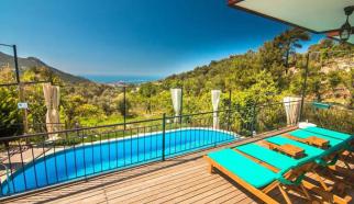 Kalkan İslamlar Köyünde konumlanan Kiralık Tatil Villası Villa Sedir doğa içerisindeki konumu, korunaklı havuzu ve  jakuzisi ile sizlere unutulmaz bir tatil imkanı sunuyor