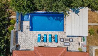 Doğa içerisinde ki konumu ile ferah bir atmosferde tatil imkanı sunan villamız, balayı çiftlerimiz ve muhafazakar ailelerimiz için uygundur 
