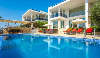 Kalkan Kızıltaş mevkisinde konumlanan Yazlık Kiralık Tatil Villası Yirmi, beş yatak odalı olup on kişi kapasitesine sahip. Muhteşem deniz manzarasına şahitlik eden Villa Yirmi özellikle kalabalık aile ve arkadaş gurupları için ideal bir tercihdir.