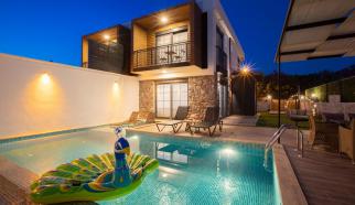 Villa Larimar,Muhteşem doğa manzarasına sahip Kaş Çukurbağ konumunda yer alan iki yatak odalı ve dört kişilik konaklama kapasitesine sahip muhazafakar Villamızdır.