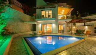 Kaş Kalkan Ortalaln mevkisinde konumlanan merkeze  yürüyüş mesafesinde olan jakuzili üç yatak odalı altı kişilik Aile ve grup arkadaşlar için ideal kiralık villamızdır 