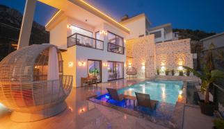 Antalya Kaş Kalkan Ordu mevkiinde konumlanan Villa Firoza 2, bir yatak odalı iki kişilik muhafazakar Bir Villadır , lüks tasarımı ve deniz manzarasıyla balayı çiftlerimizin en yeni gözdesidir. Sığ havuzu ile havuz içerisinde şezlong keyfi yapabilir, çift kişilik jakuzisi ile keyifli dakikalar yaşayablirsiniz. Villa Firoza 1, unutulmaz bir balayı fırsatı sunuyor.