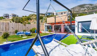 Villa Onbaşı, Antalya Kaş Kalkan Ordu mevkisinde konumlanan iki yatak odalı dört kişinin konaklayabileceği kapasiteye modern ve şık dekore edilmiştir balayı ve Aile villasıdır.