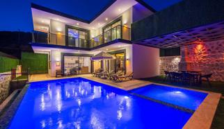 Villa Sardem 1 Kalkan - Öz mevkiinde bulunan doga manzarali, 2 yatak odasi ile 4 kisilik kapasiteli, jakuzili, muhafazakar balayi villasidir.