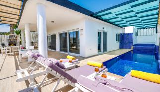 Antalya Kaş Kalkan Ulugöl Mevkii'nde konumlanan Villa Uğurlu  hem çiftler hem de çocuklu aileler için uygun olan iki yatak odası ile dört kişilik konaklama kapasitesine sahip kiralık villamızdır. 