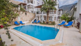 Villa Asya-2 üç yatakodası altı kişilik kapasiteli olup Kalkan’ın Ortaalan mevkisinde yer alan merkeze, plaja ve marketlere yürüme mesafesinde olan doğa ile iç içe olup deniz manzarasına hakim kiralık yazlığımızdan birisidir.