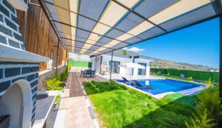 Antalya Kaş Kalkan Çavdır mevkiinde konumlanan Villa İron Çavdır , bir yatak odalı iki kişilik ,Doğa İçerisinde Muhafazakar Balayına Uygun Jakuzili Villa