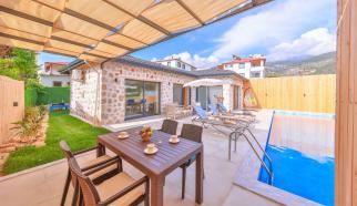 Antalya Kaş Kalkan Çavdır mevkiinde konumlanan Villa Freya Bir Yatak Odalı iki Kişi Kapasiteli Balayı ve Çekirdek Aileler için özende dizayn edilmiş Muhafazakar Kiralık Villamızdır 