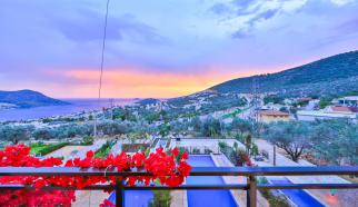 Antalya Kaş Kalkan, Kızıltaş mevkiinde konumlanan Villa Hatice Sultan 5, üç yatak odalı altı kişilik Merkezi ve Denize yakın Kiralık Villadır 