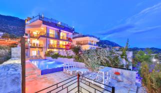 Antalya Kaş Kalkan, Kızıltaş mevkiinde konumlanan Villa Hatice Sultan 1, üç yatak odalı iki kişilik muhafazakar Merkezi ve Denize yakın Kiralık Villa