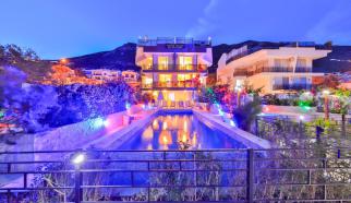 Antalya Kaş Kalkan, Kızıltaş mevkiinde konumlanan Villa Hatice Sultan 3, üç yatak odalı iki kişilik muhafazakar Merkezi ve Denize yakın Kiralık Villa