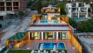 Antalya Kaş Kalkan Kördere mevkiinde bulunan Villa Kumsal 2; iki yatak odası, dört kişilik muhafazakar Bir Villadır. Kaliteli ve rahat bir iç dizaynı bulunan villamız, misafirlerimizin konforlu bir tatil geçirebilmesi için bir araya tasarlandı. Villamızın yatak takımları jakuzi bulunmaktadır. Şık ve modern bir deftere sahip olan villamızın odaları geniş ve ferah bir yapıya sahiptir.