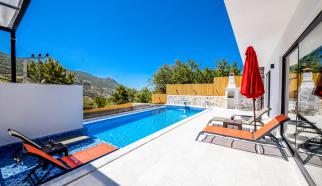 Villa Kumru Kaş Kalkan İslamlar bölgesinde bulunan kiralık yazlık tatil villasıdır.villamız son derece modern bir şekilde dizayn edilmiştir. dört kişi konaklama kapasitesine sahiptir iki yatak odası iki banyosu mevcuttur.