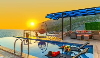Antalya Kaş Kalkan Patara mevkiinde konumlanan Villa Patara Adonis 3,.  iki yatak odalı iki kişilik muhafazakar Bir Villadır. Balayı çiftlerimiz için oldukça ideal bir seçim olmaktadır. Göz kamaştıran doğa ve deniz manzarasına sahiptir. Bahçenizde günbatımını deniz manzarası eşliğinde izleyebilir, eşsiz bir tatil fırsatı yakalayabilirsiniz.