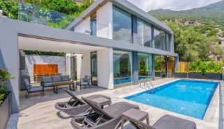 Kalkan Akbel mevkiinde konumlanan özel havuzlu Kiralık Tatil Vilalsı Loca dört yatak odalı olup sekiz kişi kapasitesine sahip