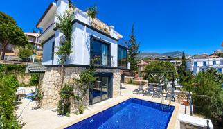 Villa Miko, Kalkan Kalamar bölgesinde konumlanan kısmi deniz manzaralı üç yatak odalı altı kişilik tatil villamızdır. Geniş aile ve arkadaş grupları için ideal bir seçenek olan villamız şehir merkezine yakınlığıyla  keyifli bir tatil fırsatı sizleri beklemektedir.