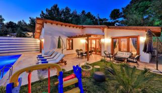 Kalkan İslamlar Köyünde konulanan Muhafazakar Özel Havuzlu Aile Vilalsı Villa Sunset 2 iki yatak odalı olup dört kişi kapasitesine sahip