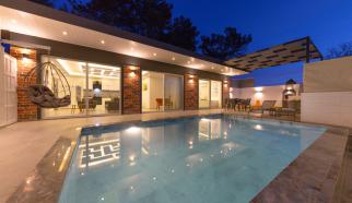 Villa Lisa Kalkan - İslamlar bölgesinde korunaklı yapısı ve jakuzi özelliği sayesinde balayı çifleri için ideal bir villa olmaktadır. İslamlar köyünün doğası içerisinde yer alan villamız gözlerden ve şehrin kalabalığından uzak konumuyla da avantajlı olmaktadır. 