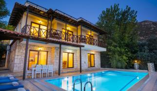 Kalkan Ortaalan mevkiinde konumlanan Özel Havuzlu Kiralık Villa Otantik altı yatak odalı olup 11 kişi kapasitesine sahip