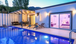 Kalkan İkizce mevkisinde konumlanan Muhafazakar Balayı Villası Barış iki yatak odalı olup dört kişi kapasitesine sahip. Doğa içerisinde yer alan Villa Barış Şehrin kalabalığından bunalmış doğa ile iç içe sakin bir tatil geçirmek isteyen çiftlerimiz için ideal bir tercih.