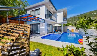 Villa Esil Kalkan İslamlar mevkisinde bulunan 2022 yılında inşa edilen Balayı çiftleri ve 2 aile konaklayabilecek şekilde tasarlanmış Özel sonsuzluk havuz özelliği ve tam korunaklı lüks villadır.