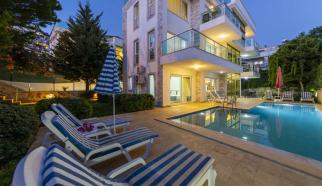 Kalkan Kalamar mevkisinde konumlanan Kiralık Tatil Villası, Villa Sedef 2 altı yatak odalı olup oniki kişi kapasitesine sahip