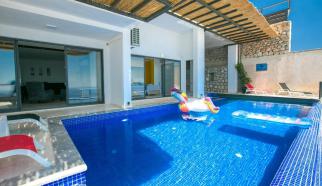 Kalkan Kördere mevkisinde konumlanan Villa Rimel iki yatak odalı dört kişilik konaklama kapasiteli  deniz manzaralı tatil villasıdır. Özellikle balayı çiftleri ve çekirdek aileler için dizayn edilmiş kiralık villadır.