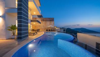 Villa Gök, Kalkan-Kızıltaş Mevkiinde bulunan eşsiz deniz manzaralı tatil villasıdır. Villamız beş yatak odalı olup, toplam on kişilik konaklama kapasitesine sahiptir. 
