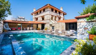 Kalkan Ulugöl mevkisinde konumlanan muhafazakar özelliklere sahip Villa Şah, iki yatak odalı olup dört kişi kapasitesine sahip