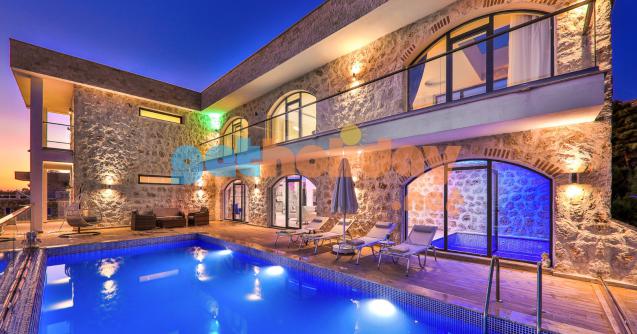 Kalkan İslamlar mevkisinde konumlanan Muhafazakar Aile Villası Narin 10, iki yatak odalı olup dört kişi kapasitesine sahip