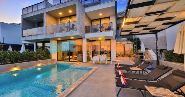 Villa Skylight Kalkan'ın muhteşem manzarasını ayaklarınızın altına seren villamız 3 yatak odalı, 6 kişi konaklama kapasitelidir. İkiz villa olan Villa Skylight 'ın kendisine ait özel yüzme havuzu bulunmaktadır.