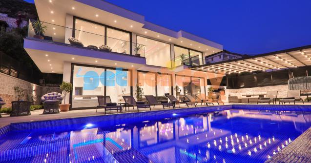 Kalkan Kördere mevkisinde konumlanan Özel havuzlu, Deniz Manzaralı Lüks Tatil Villası Villa Fatmana üç yatak odalı olup altı kişi kapasitene sahip