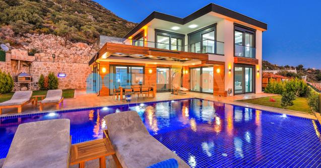 Kaş’ın Gökseki mevkiinde konumlanan deniz manzaralı lüks kiralık villamız Villa Sea Garden modern ve şirin yapısı ile sizlere muhteşem bir tatil imkanı sunuyor. üç adet yatak odası altı kişi konaklama kapasiteli olup balayı çiftleri ve çekirdek aileler için oldukça uygundur.