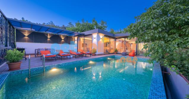 Kalkan İslamlar mevkisinde konumlanan jakuzili ısıtmalı iç havuza sahip Lüks Kiralık Balayı Villası Villa Loft, bir yatak odalı olup iki kişi kapasitesine sahip.