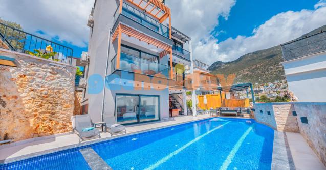 Kalkan Ortaalan bölgesinde yer alan 4 yatak odasına ve 8 kişi konaklama kapasitesine sahip Lüx Kiralik Viila