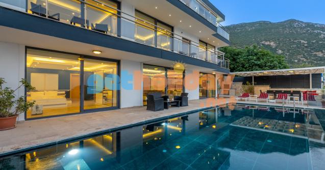 Antalya Kaş Kalkan mevkiinde konumlanan Villa Elit 1 beş yatak odalı on kişilik muhafazakar lüks villalarımızdan biridir. Mavinin büyüleyici tonları içerisinde lüks tasarımı ve modern yapısı ile sizlere rüya gibi bir tatil imkanı sunuyor. Kalabalık aileler ya da arkadaş grupları için en ideal deniz manzaralı kiralık villamızdır