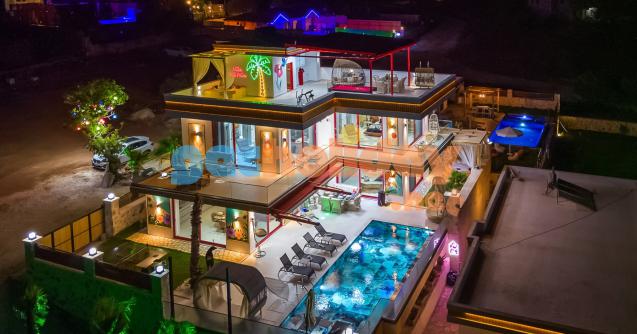 Antalya'nın Kaş ilçesi Gökseki mevkiinde konumlanan üç yatak odalı altı kişi konaklamalı, geniş aileler için özel olarak dizayn edilmiş kiralık yazlık villamız. 