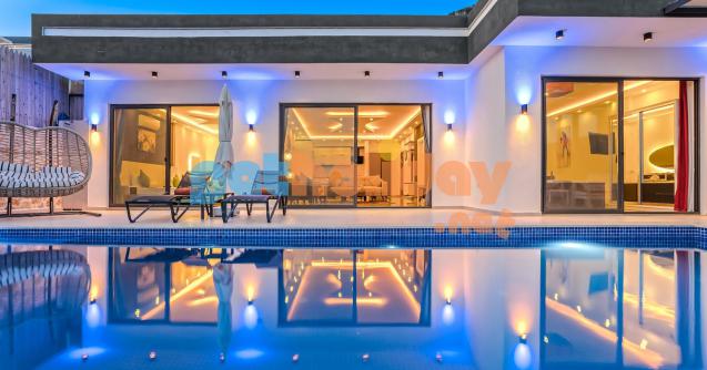 Kalkan Akbel mevkiinde konumlanan Hamam, Sauna, Jakuzili ve Deniz manzaralı Tatil Villası Soley, iki yatak odalı olup dört kişi kapasitesine sahip