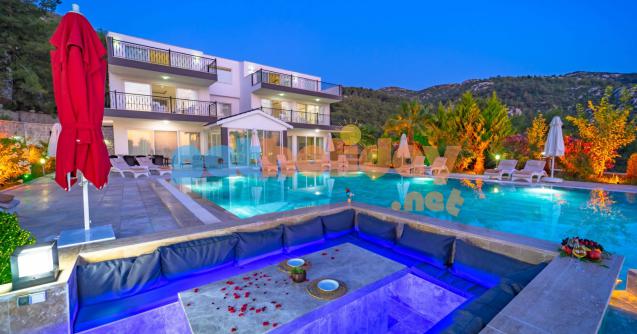 Kalkan İslamlar mevkisinde konumlanan Iıstmalı İç Havuzlu Kiralık Tatil Villası Serenity beş yatak odalı olup on altı kişi kapasitesine sahip