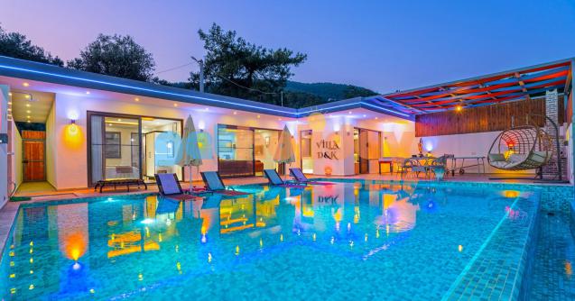 Villa DK Kalkan İslamalar Köyünde konumlanan Muhafazakar Aile ve balayı , iki yatak odalı olup dört kişi kapasitesine sahip villamızdır.