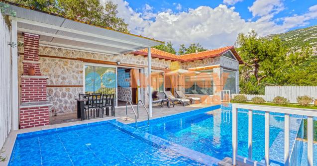 Kalkan İslamlar Köyünde konumlanan Isıtmalı iç havuza sahip Muhafazakar Balayı Villası Hayal bir yatak odalı olup iki kişi kapasitesine sahip